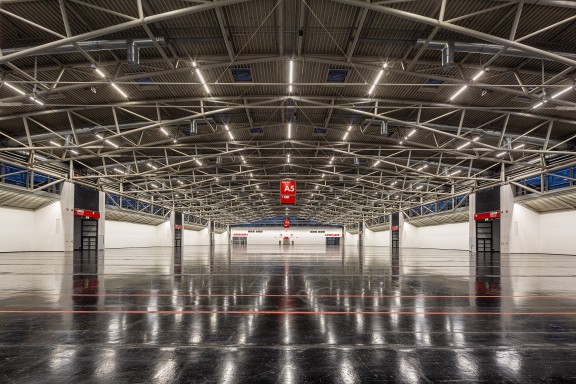 Die Installation der neuen LED-Technologien ist ausschließlich in leeren Hallen möglich. Foto: RIDI Leuchten GmbH