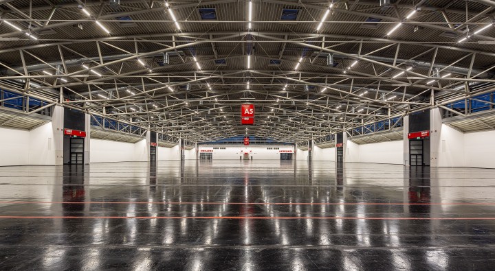 The installation of the new LED technologies is only possible in empty halls. Photo: RIDI Leuchten GmbH